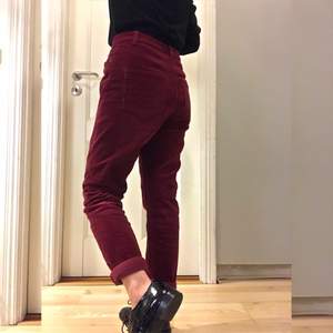 Warm and soft corduroy trousers from Monki :) I bought it last winter but haven’t wore them more than 5 times so I’m selling it! The colour is red wine and the size is S👖🤍