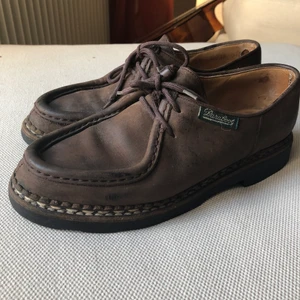 Paraboot Michel stl 4,5 / 37 - Klassisk och supersnygg modell från exklusiva franska Paraboot i mörkbrunt läder. Innersula i läder. Yttersula i gummi. Fullt skinnfodrad. "Norwegian Welt"-konstruktion. Tillverkad i Frankrike sedan 1946. Storleken är 4,5/37 och skorna är begagnade men i fint skick. Nypris 4399kr.