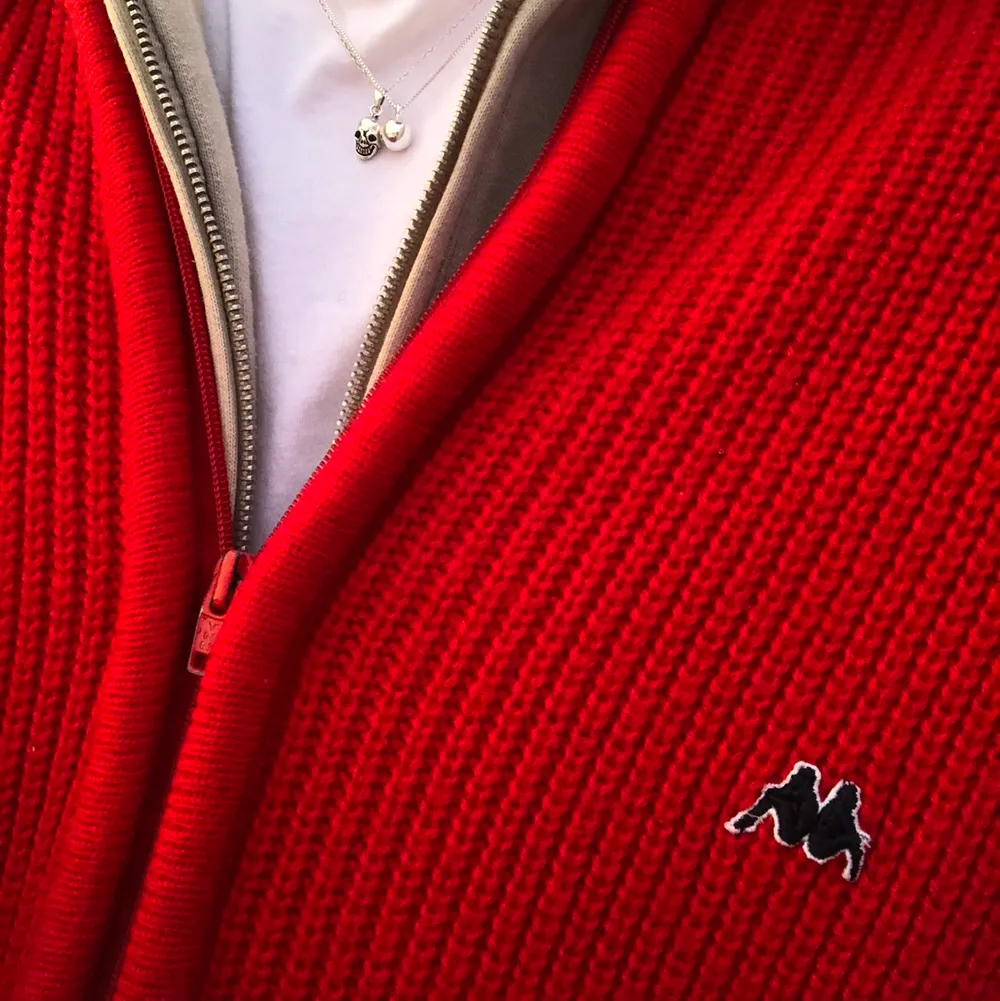Superfin röd vintage kappa jacka! Sååå mysig och varm, helt perfekt nu i höst och vinter 🥺💕. Jättefint skick och material. Pris inklusive frakt på 93kr 💓.. Jackor.