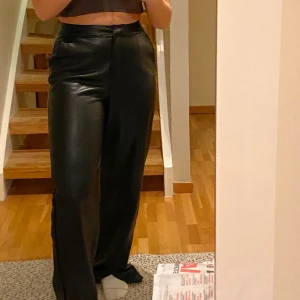 Skinnbyxor  - Kollar intresset på dessa supersnygga  skinnbyxor (såklart fake)  från nakd. Sitter som en smäck dock lite långa för mig som är 160 cm men blir perfekta när jag har ett par högre skor på:) Är vanligtvis en 36-38 i byxor! Helt nya, lapp sitter kvar och endast testad en gång.