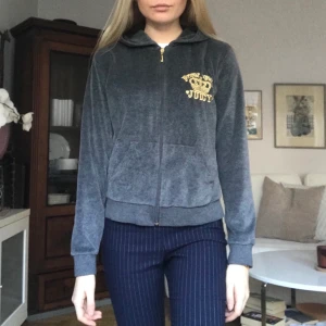 Juicy Couture tröja  - En fin Juicy tröja i storlek barn Large men passar en XS/S vid snabbt köp står jag för frakten! 