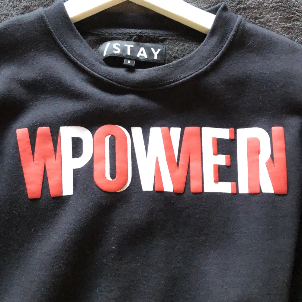 Svart asgo sweatshirt med trycket ”women power” med bokstäverna som går omlott varandra. Köpt på carlings förra året. Köparen står för frakt . Tröjor & Koftor.