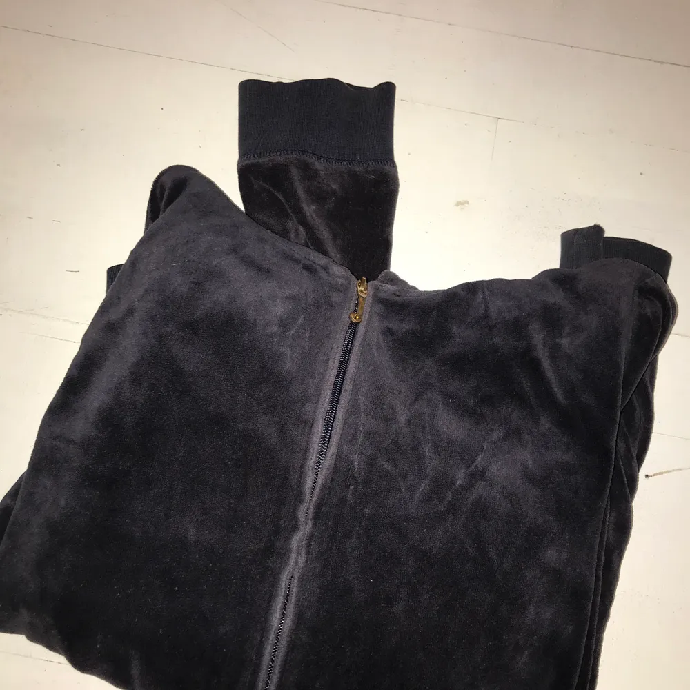 Marinblå hoodie med zip från juicy couture ❣️❣️. Hoodies.