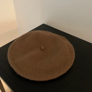 Gullig brun hatt - Jätte fin hatt, aldrig använd. 