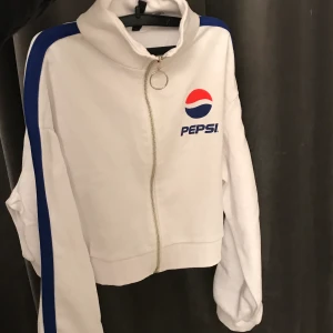 Pepsi tröja  - Vit pepsi tröja med dragkedja. Knappt använd så i mycket gott skick! 