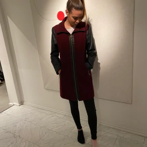 Kappa från Michael Kors - Kappa från Michael Kors i marinröd och svart skinn på ärmarna. Strl 8, motsvarande S-M. Superfint skick