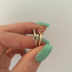 Ringar - Lite använda, men färgen har gått bort lite ändå💕Vet inte storleken antagligen S✨20kr styck✨15kr+frakt😊