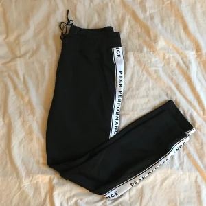Peak Performance byxor - Säljer mina fina Peak Performance byxor! Fint skick, sparsamt använda (säljer matchande överdel i annan annons)✨ går att knyta i midjan, skriv privat för bilder på passform och liknande då det intr fick plats i annonsen🙌🏻 150kr+frakt alternativ paketpris vid köp av båda delar av settet✨🙌🏻