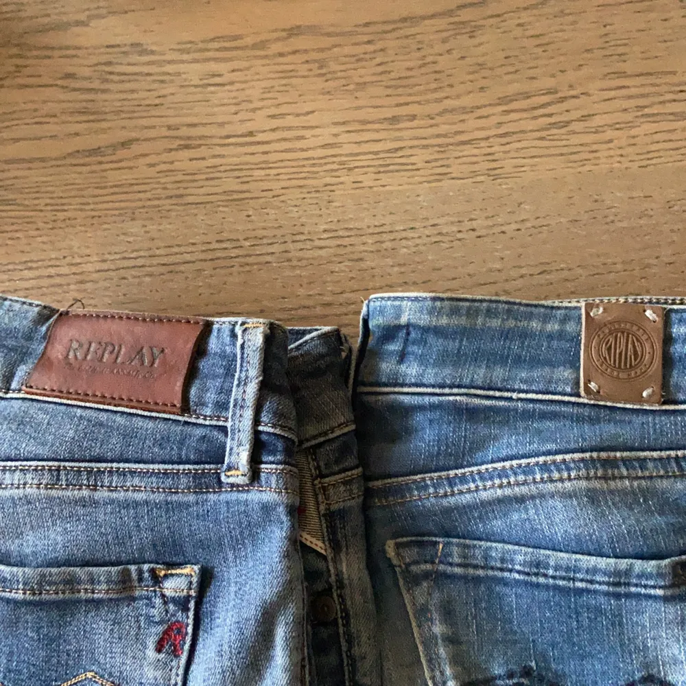 Säljer två par super sköna replay jeans i storlek 25 och längd 30 på dom första till vänster och längd 34 men uppsydda till 30 på dom första till höger! 200 kr för båda + frakt. Jeans & Byxor.