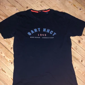 Gant tröja  - Säljer en gant tröja för använder den inte längre och den är väl 9/10 i kvalitet och för fler bilder skriv bud börjar på 200kr  kom med ett bud 