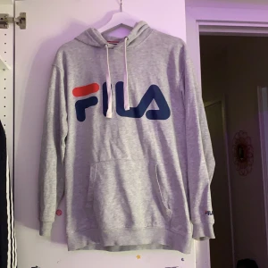 Fila Hoodie - Jag säljer nu min fila Hoodie, den är använd ett antal gånger men är i riktigt fint skick ! 