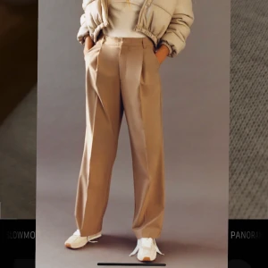 Zara byxor  - Slutsålda zara byxor. Helt nya lapp kvar. Köptes för 349kr . Vid många intresserade blir det budgivning🥰