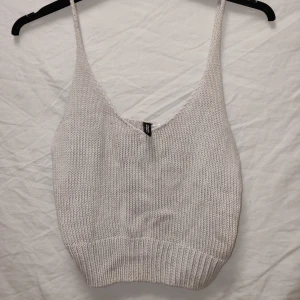 Söt stickad croptop - Väldigt gullig stickad crop top från HM! Har bara använt 3 gånger så den är i väldigt bra skick!! Storleken är M men passar S väldigt bra 💜🤍