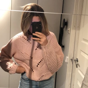 Ljusrosa tröja  - Den perfekta tröjan!! Har den i flera färger, men väljer att sälja denna då rosa inte riktigt är min färg. Superskön, superfin & perfekt passform! I nyskick då jag som sagt inte gillar rosa :))