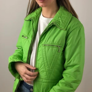 grön jacka - vintage grön jacka💚 skick: 8/10 (några små fläckar). passar strl xs-m.