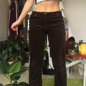 Bruna manchesterbyxor - Intressekoll på dessa lågmidjade manchesterbyxorna i snyggaste färgen! Älskar dem men har för många liknande. Skriv privat vid intresse. Köpare betalar frakt. Högsta bud 190kr.  Avslutas 17/12 torsdag 10:00