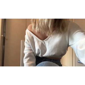 Croppad tröja - Vit, mjuk tröja köpt för ca ett år sedan på nelly. Storlek S/M. Sparsamt använd