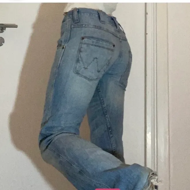 Jättefina lågmidjade jeans från wrangler, dem är ganska små i storleken! (Bilderna är från förra säljaren)💓 BUDGIVNING i kommentarerna! . Jeans & Byxor.