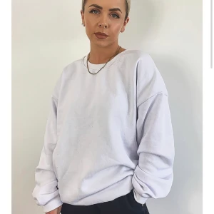 Super fin och mysig tröja - Säljer den tröja från boohoo i storlek m, eftersom den aldrig kommit till användning, den har lappen kvar. Säljes för 200kr