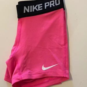 NikeShorts - Rosa snygga nikeshorts i storlek S, sitter dock som XS. Shortsen är i väldigt gott skick och enbart använda ett fåtal gånger då de tyvärr är lite för små för mig. 75kr, köparen står för frakt💕🤩