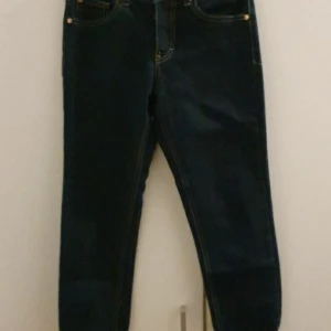 Byxor - storlek 24 sparsamt använda står inte för frakten djur finns i hemmet, ute på fler sidor