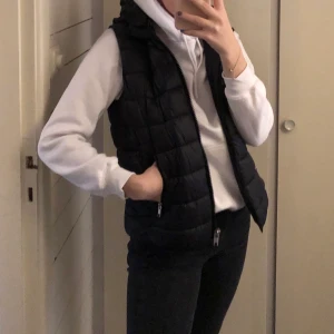 Svart väst - MANGO (S/M) - En väst från Mango som funkar perfekt över en tjocktröja! ⚡️🌼⭐️☀️frakt tillkommer