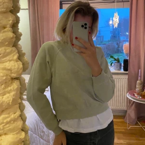 Ljusgrön sweatshirt - Storlek xs passar även s. Från hm 