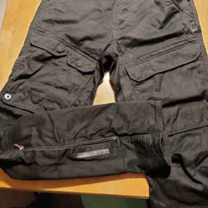 G-STAR Front pocket Slim cargo pant - Svarta G-STAR Front pocket Slim cargo pant, aldrig använda. Ingen stretch.