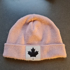 Canada Snow - Ljusrosa mössa från Canada Snow, märket i fram är en reflex, använt ok skick. 