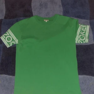 Kenzo tee XS - Min gamla kenzo tee som jag har växt ut. Den är i bra skick  så inga fläckar eller hål. Köpt för 900 på NK. Går att frakta men köparen står för frakten. 