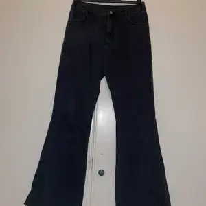 Svarta bootcut jeans från ReclaimedVintage. Assnygga på, lite ”pösigare” modell men tajta över rumpan. Storlek m/38