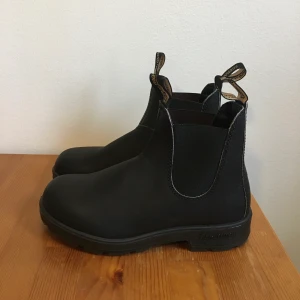 Blundstone 510 - Helt nya Blundstone 510 i storlek UK4, 24cm i originallåda. Endast använda en gång. Inga defekter. Nypris 1649:-. Finns i Göteborg, skickar annars via postnord skicka lätt :)