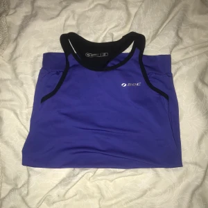 Träningscet  - Säljer 2 tränings toppar och ett par träningsbyxor frakt ingår ej i priset 