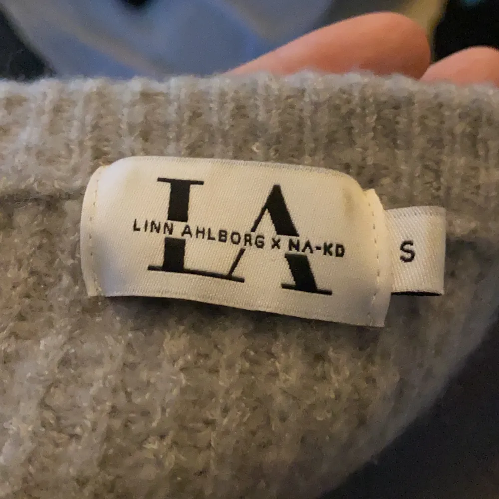 Stickad tröja med knut-ärmar, från Linn Ahlborgs kollektion med NAKD för några år sen. 150kr + frakt. Stickat.