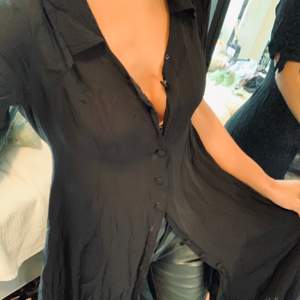 Super fin klänning i svart Tunnt tyg🌟 Fina knytdetaljer på ärmarna. Snygg att ha till sommaren med bara ben eller till ett år skinnbxor/jeans 🍂 ( 1 knapp saknas, lätt att fixa)