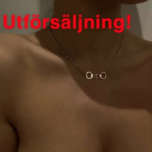 Halsband, smycken - S04. ENDAST EN KVAR! Jättefint halsband i silver med handklovar på. Glöm inte att 10% av vinsten går oavkortat till organisationen kvinna till kvinna. Detta halsbandet ska utgå från kollektionen och förför utförsäljning på 60%! 