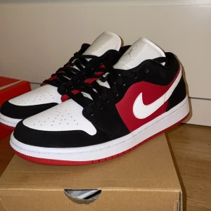 Jordan 1 ”gym red” low - Säljer dem här snygga Jordan 1 lows som har riktigt najs material och fin färg.