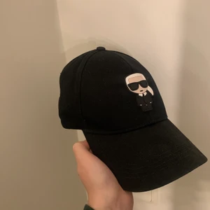 Karl Lagerfeld  - Säljer min fina Karl Lagerfeld keps, köptes för 650 kr, säljer då den inte kommer till användning längre 