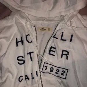 En vit Hollister hoodie i storlek xs