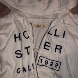 Hollister hoodie - En vit Hollister hoodie i storlek xs