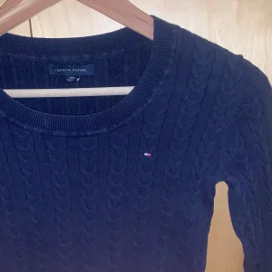 Tommy hilfiger långärmad tröja - Bra skick förutom 2 små hål jag lagat under ena ärmen, knappt märkbart. Strl XXS men passade mig när jag var en XS. Frakt ingår