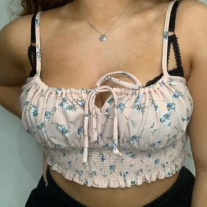 Blommig crop top - Knyt detalj de fram jättefin o sitter jättebra enligt mig🥰