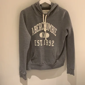 Mjukiströja - Köpte en hel del av dessa när jag var i usa. Denna har tyvärr inte kommit till användning o nu är den urväxt. Använd Max 10 ggn. Den passar dig med storlek s/m. Men kan även köpas till lillebror då jag tycker den passar lika bra på tjejer o killar. 