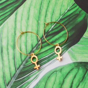 Kvinnosymbol  - Nickelfria hoops med kvinnosymbol. 