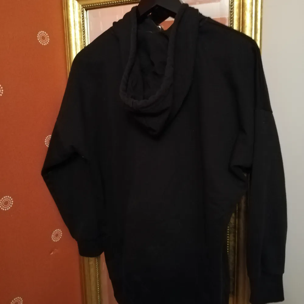 Svart oversized hoodie från monki I bra skick! Säljer då den inte är oversized på mig som är S. Köparen står för frakt. . Hoodies.