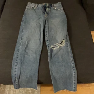 Ankelllånga abrand jeans - Lite lösa ankellånga abrand jeans. Frakt ingår kan ej ta kort på för dom passar inte.