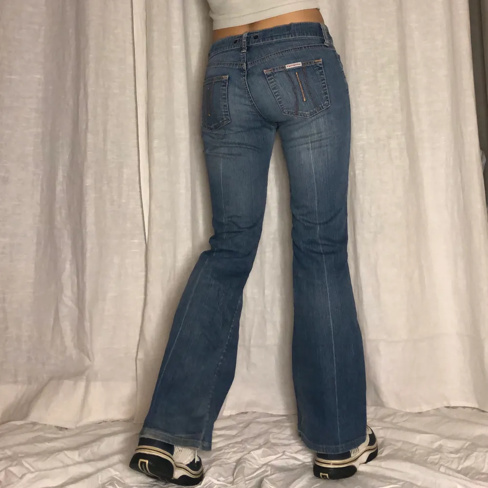 Perfekta lågmidjade jeans från FORNARINA💗 står W30 men skulle säga att de passar W27/28! midjemått: 83cm, innerben: 79cm! Jag är 170cm lång!. Jeans & Byxor.
