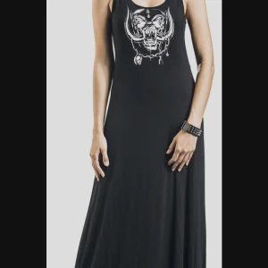Ny Motörhead långklänning strl M  - HELT NY! 95% viskos 5% elastan. Skitsnygg långklänning med tryck både fram och bak,cutouts bak. Svart. Fr emp Signature Collection. Strl M. Frakt tillkommer på 63:- 