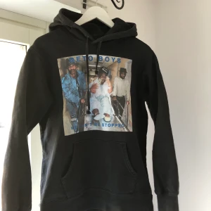 Supreme hoodie - Supreme x Rap a lot records hoodie köpt 2017 i Paris. Nypris var runt 1500kr. Gott skick, lite slitage på framsidans tryck. Pris kan diskuteras!