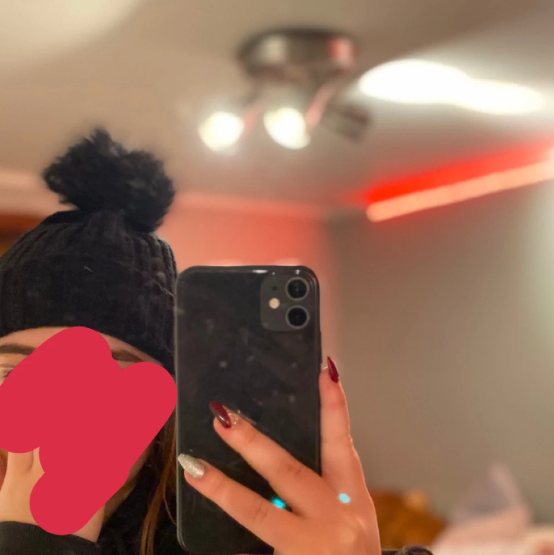 Svart mössa med knopp - 91